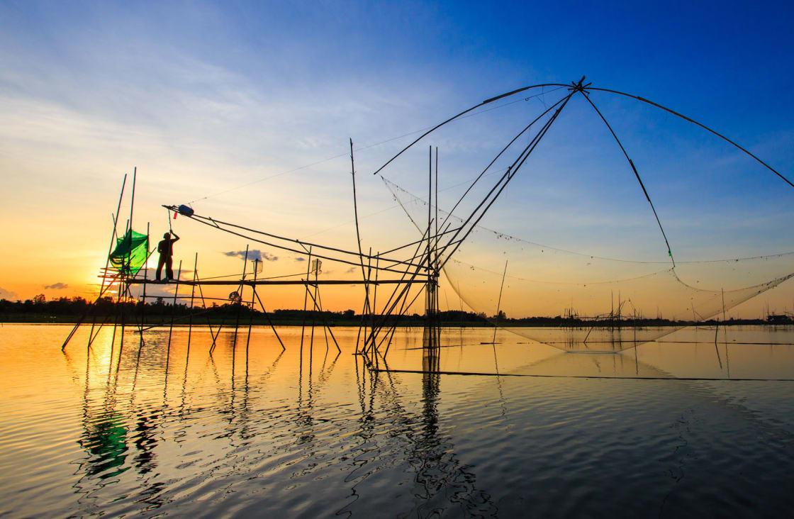 fishing at Tonlé Sap Lake