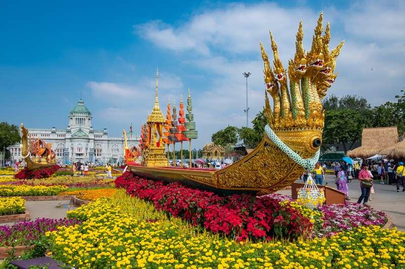 Regal Elegance: Suphan Swan Royal Throne Boat And Palace